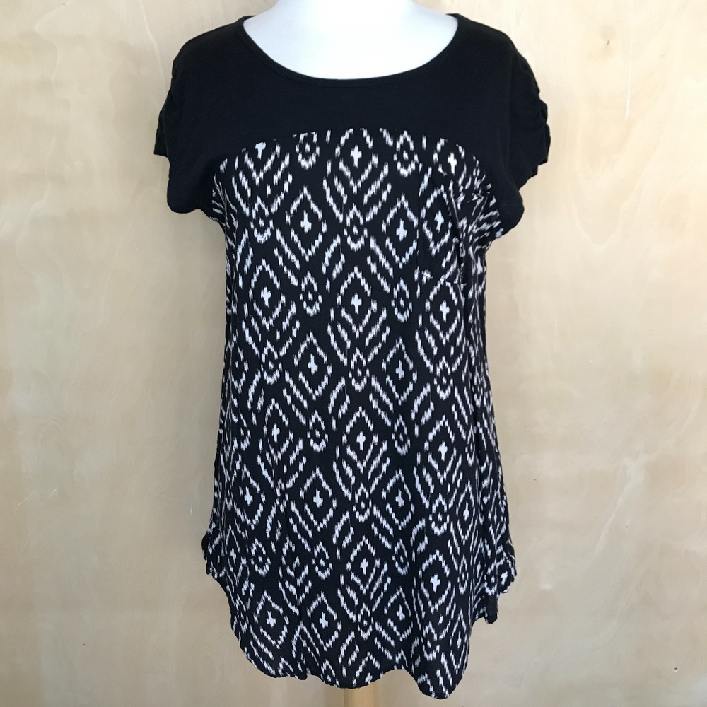 Anthropologie black/cream short-sleeved Ikat tunic